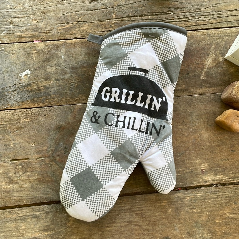 Grillin’ and chillin’ grilling oven mitt
